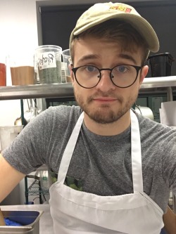 pat-nnek: brandon-the-human:  Cute deli boy about to close down kitchen  😍😍😍😍 