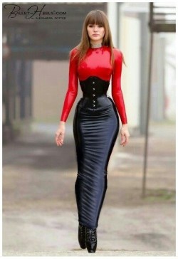 ilovelatex-blog2:❤ I Love Latex ❤  One of the hottest images ever! I&rsquo;d love to trade places with her for a while. 