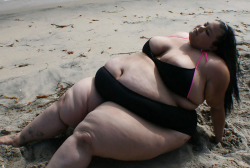 make-me-a-pig:  ssbbw16:  At the beach. I