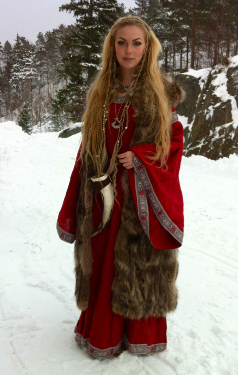 norsevikingqueen: ~Yule outfit~ norsevikingqueen.tumblr.com