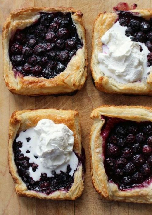 antikristrecipes:    Blueberry Puff Pastry