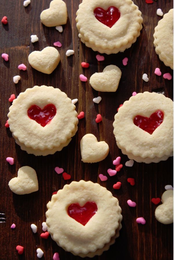 confectionerybliss:  Red Heart Valentine’s Day CookiesSource: Tammilee Tips