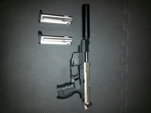 tombstone-actual:  bluefouralpharomeo:  New addition to my Walther P22  Whoa that’s sweet 