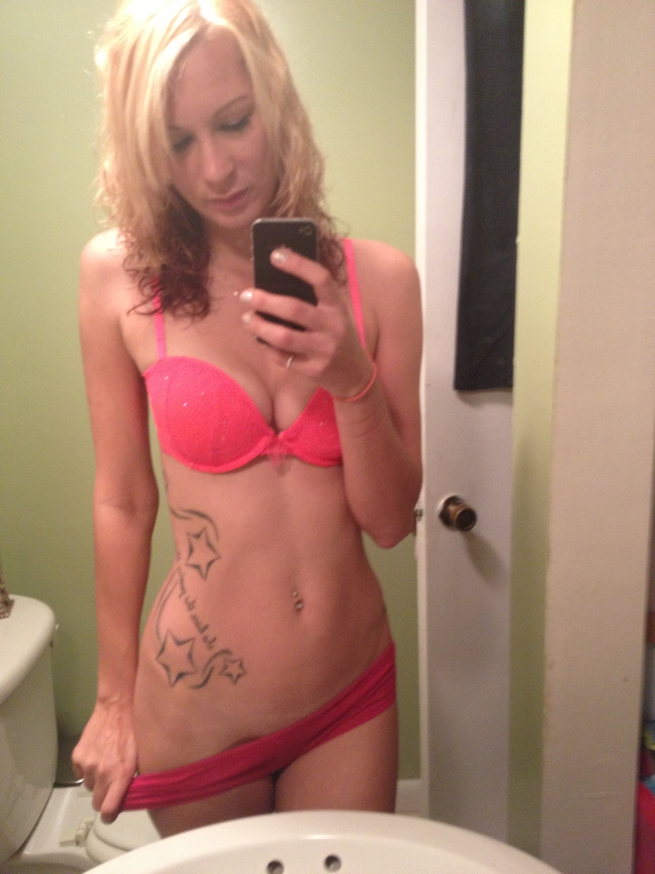 cougar2life:  stephanie-mason-my-hotwife:  lydia selfie   dysfunctional-amateurs:lydia