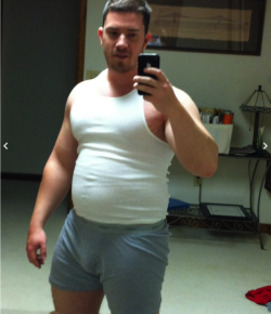 keepembloated:Getting nice and big… both muscle and belly.