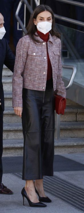 February 8, 2022: Queen Letizia held a meeting with women scientists and entrepreneurs. “Breaking gl