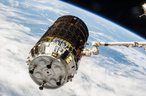 bobbycaputo:  The International Space Station: Expedition 36  Last May, the astronauts aboard the International Space Station (ISS) started Expedition 36, beginning a 166-day mission conducting experiments in microgravity while orbiting the Earth more