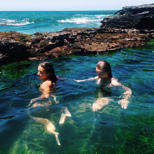 earthlingmaxi:  Holding hands with nature 👯 Or seagrass … little fishes, crabs and 2 vegan mermaids stuck in a pool of goodness 🐠🐚🌵 @veganbythebeach 🌊 Sweet dreams everyone 😈😴