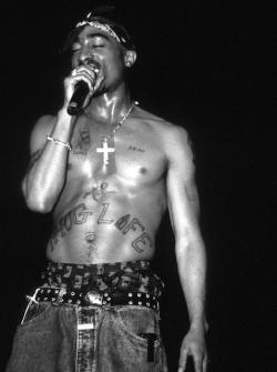 chechoxhiphop:  2pac 