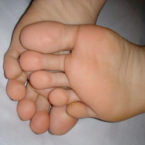 sasha-hot-feet:  Foot worship slave and foot fetish lesbians. Pretty foot fetish chicks looking for 