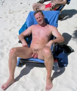 nakedandregulah:Beach Daddy