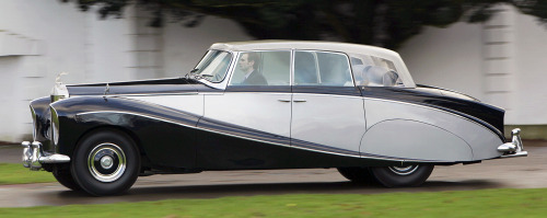 carsthatnevermadeitetc:  Rolls-Royce Silver Wraith “Perspex Top” Saloon, 1956, by Hooper.  Commissioned by flamboyant multi-millionaire, Nubar Gulbenkian for his use on the French Côte d’Azur. There was an electrically operated fabric inner blind