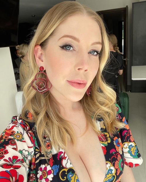 originalnerdpalace:Katherine Ryan Incredible cleavage…