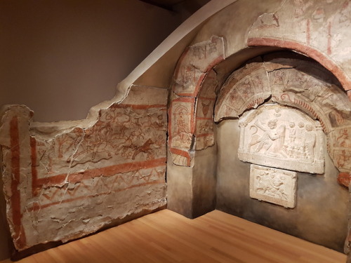 armafeminamque: Reconstruction of the Mithraeum from Dura-Europos, featuring painted wall decoration