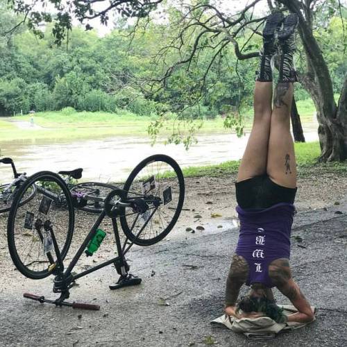 javi-ballestero:@ye_torres #sexigirl #girlbike #girlsgonefixie #ridegirl #yoga #ridelikegirl #fixiec