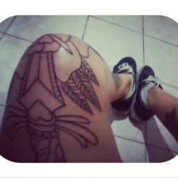 In love com a tattoo nova, vlw @filipeborgestattoo @zero27tattoostudio e bom rever a linda da @gabihxsampaio    #kneetattoo #traditionaltattoo #daggertattoo #boanoite #vans #tattoo