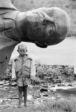 silezukuk:  Dario Mitidieri - Ethiopia. / Boy standing in front of fallen statue of Lenin / 1991  [ ? ] / [***] 