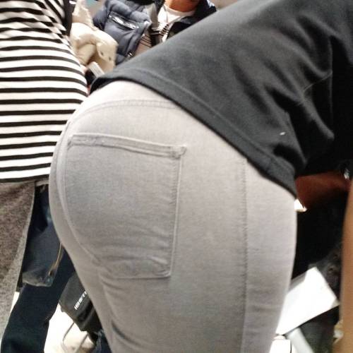 candidvoyeur: #pariscreep #inthosejeans #gorgeous #gotcake #pawg