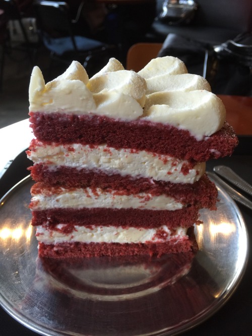 seoulsistersue:  Cake at Dore Dore! It was amazing!! I highly recommend it in 가로수길 ^^ the cake is red velvet but it’s called 섹시해케이크 (sexy cake)!