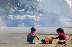 doumarevolution:  أصبحت الحرب من يوميات الطفل السوري لم يعد شيء يدهش أطفالنا .. !! ؟؟ 
