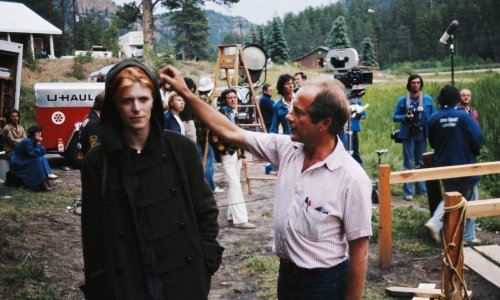 mazzystardust:



David Bowie with Nicolas Roeg on the set of The Man Who Fell to Earth in 1975 