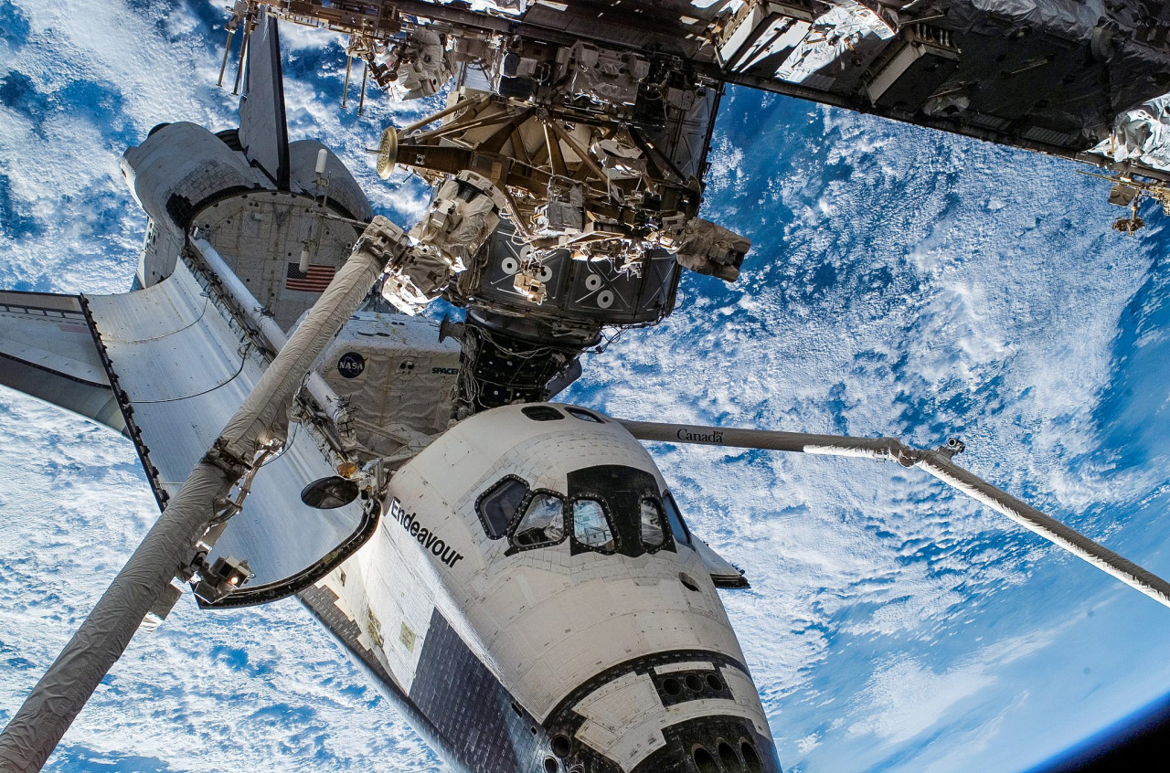 robotpignet:  STS-118 Space Shuttle Endeavour  #space [processed image by http://photos.robotpig.net