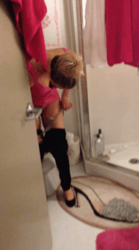 famous-nsfw-tub:  xxxnotfoundxxx:  Kaley Cuoco  Kaley Cuoco has some bathroom privacy