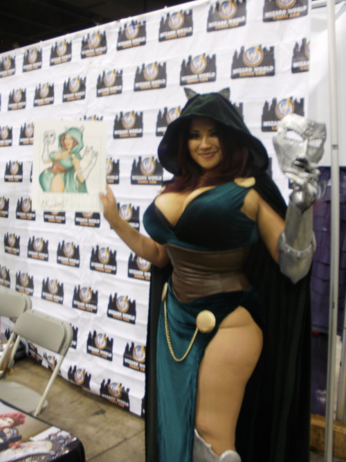 beccarocks:  eclecticbanana:  beccarocks:  beccasbombshells:  Guess who met Ivy Doomkitty! She liked my drawing of her too :) Doctor Doomkitty is such an amazing costume!  Tee hee hee I met Doomkitty :)  Hey Doomkitty has big t………no bad Dragon ;)