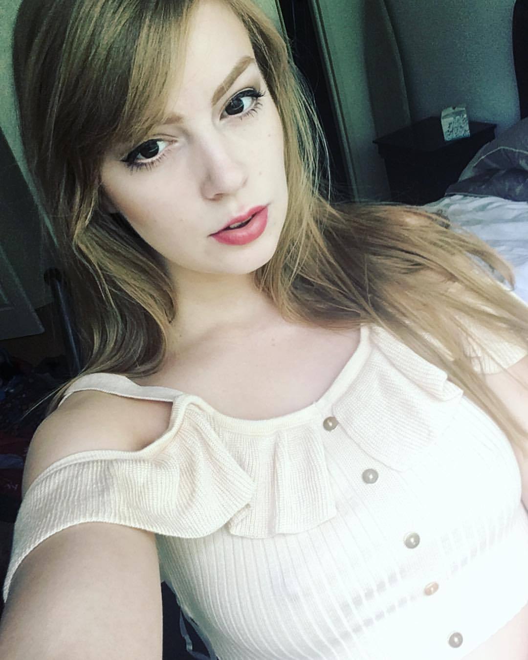 dollyleighofficial:  Gonna hang out with some cuties in a bit