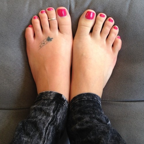 karliemontana: Do you like feet? :)