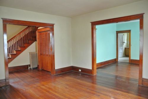 househunting:  ๪,000/4 brWoodstock, IL  There’d be some major renovations that’d have to go into this, like a shower for instance. But the hardwood floors and the sun room sell it for me.