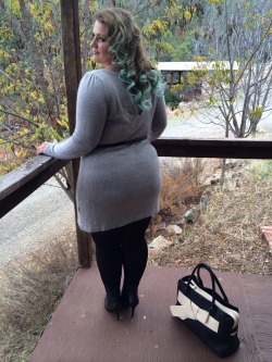 marshmallowfluffwoman:  Mint hair, a cuddly sweater dress, and a cat photobomb 