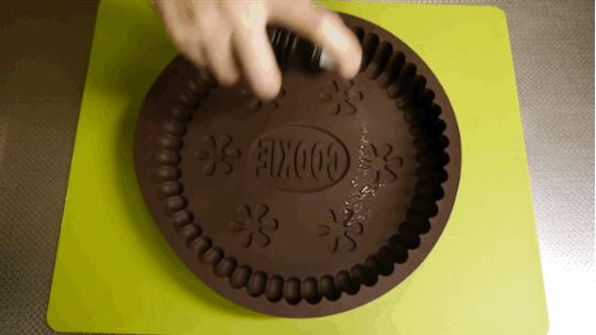 dark-pika:  themysterydude:  plaidsquid41030:  beben-eleben:  Here Is The Giant Oreo