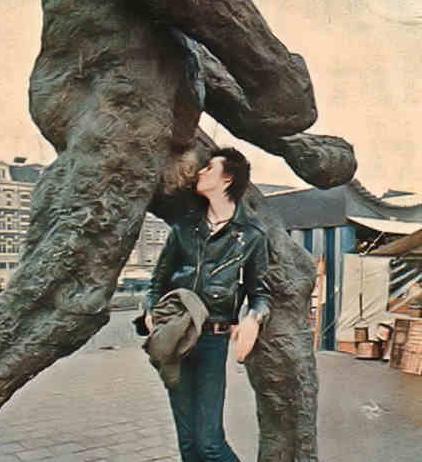 sexvicioussid:Amsterdam, Netherlands, December 13th, 1977. This is Sid Vicious’ legacy. Lickin