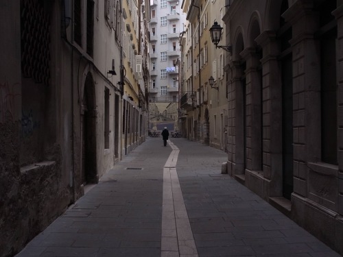 carugg: Quiet street in Trieste.