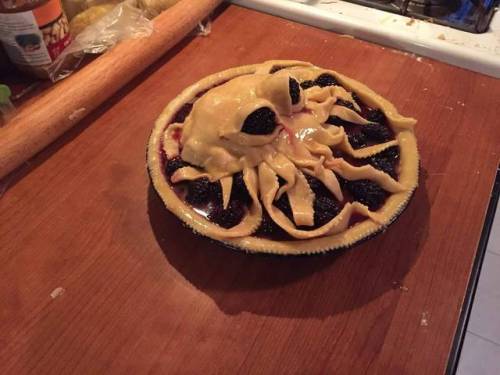 coldtofire: possit-de-tenebris: steampunktendencies: Cthulhu pie @lettingthewaterholdmedown @coldtof