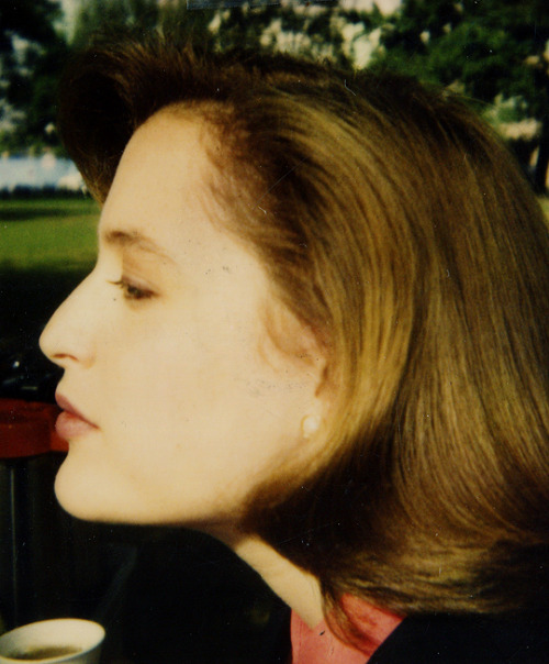 autumnimagining:qilliananderson:Gillian Anderson on the set of The X-Files.@80slesbiab