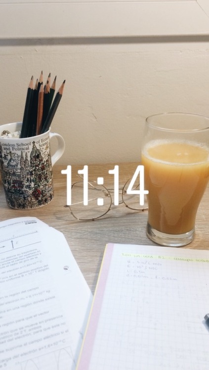 inestudyblr:  3/100 days of productivity Sill here stucked with physics, althought I’m super happy b