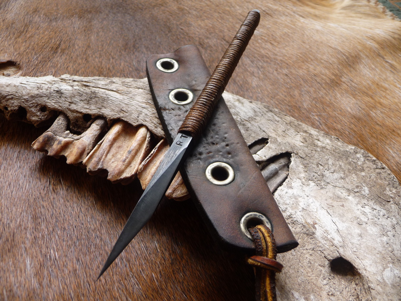 ru-titley-knives:  Armageddon rustic leather carry . This is the first of two sheaths