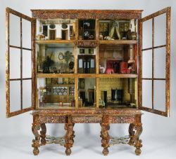 mote-historie: Dollhouse of Petronella Oortman, c. 1700.   This dollhouse is very lifelike. All objects are made of the right materials and the proportions are accurate. The beautiful cabinet, decorated with inlay of tin on turtle, is made by a furniture