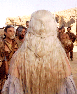 princessaryastark:zuko-and-mai asked Daenerys Targaryen + hair porn