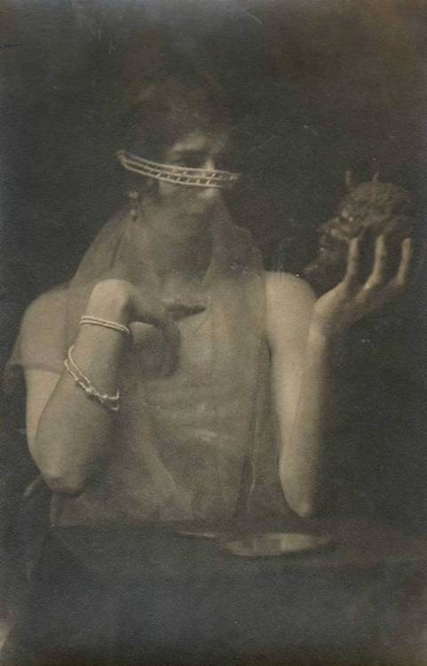 madivinecomedie:Photographe anonyme. Veiled woman with shrunken demon head 1920s