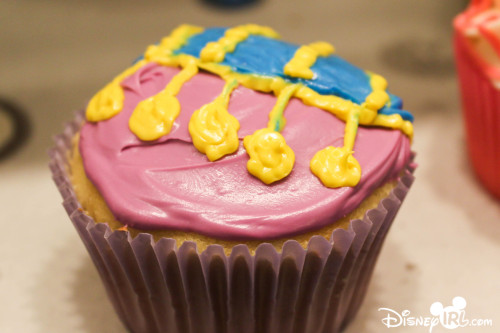 thepirateandthepixie:  Even cupcakes like to disneybound ;) 