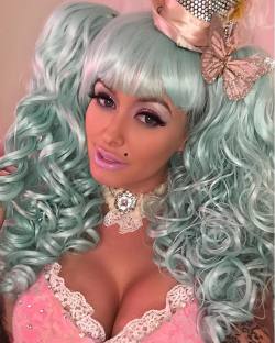 lolita 🎠 MUA @dreronayne, stylist @zilla308, location @kotawade, wig @rockstarwigs, tan @missalextarin 💕 #grlcvlt by darthlux