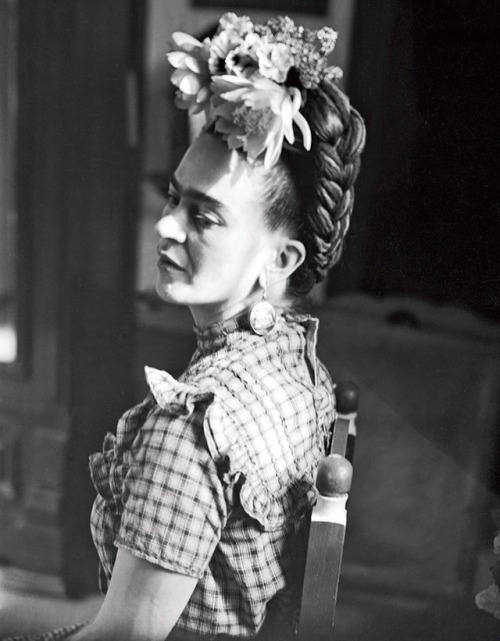 twixnmix:Frida Kahlo photographed by Sylvia Salmi, 1944.  