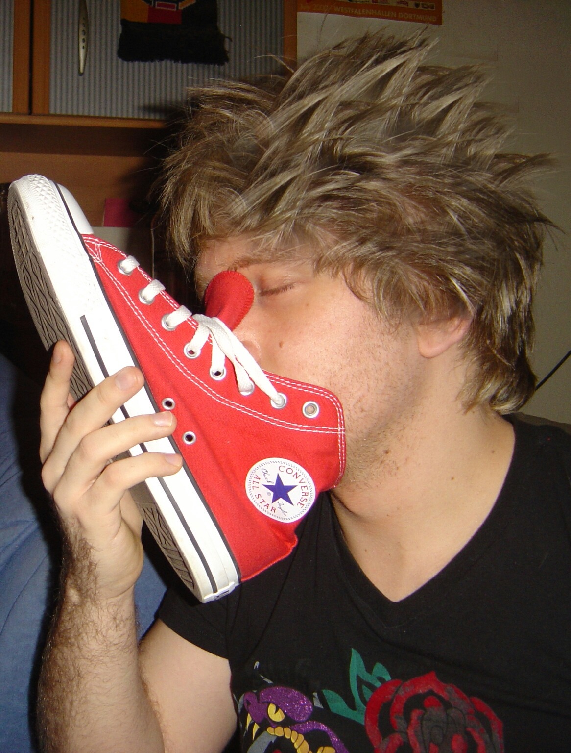 teenboysmellyfeet:  Yea bro take some deep hard whiffs of those stinky converse!