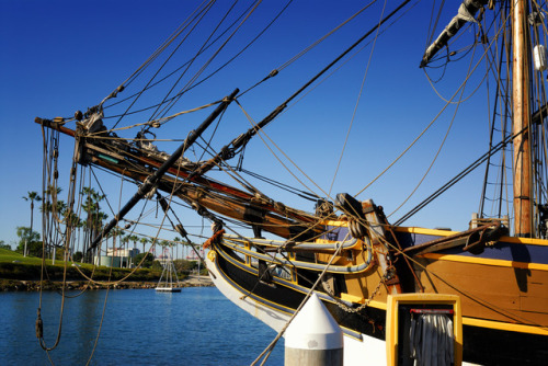 lokifenokee: The Lady Washington The Lady Washington is a 99 ton brig, built as a full scale replica