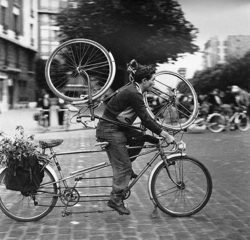 Robert Doisneau - Porte d'Orléans, dimanche soir, Paris, 1953.