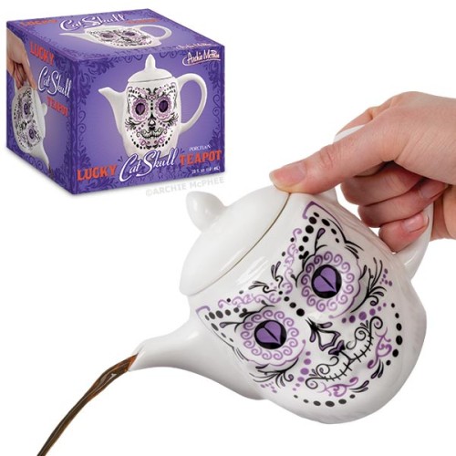 archiemcphee:
“ This Lucky Cat Skull Teapot brings a little sugar skull flair to our feline friend’s exposed cranium. Fancy! Meow.
Buy one here
”
WANT.