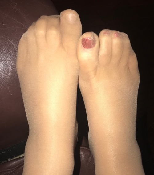 falcon69: Size 6 Wide Cute Little Feet Leave Comments!!!!!!!!